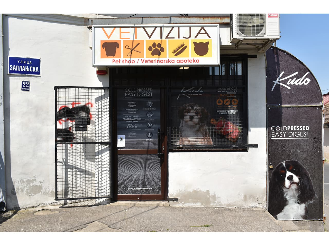 Ulaz u Vetvizija pet shop i veterinarsku apoteku u Zaplanjskoj 22 u Beogradu
